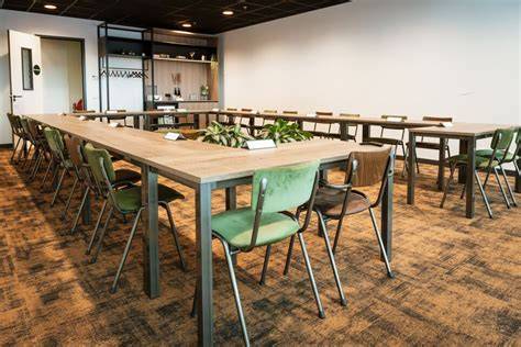 Faciliteiten: vergaderzalen, restaurant en bar