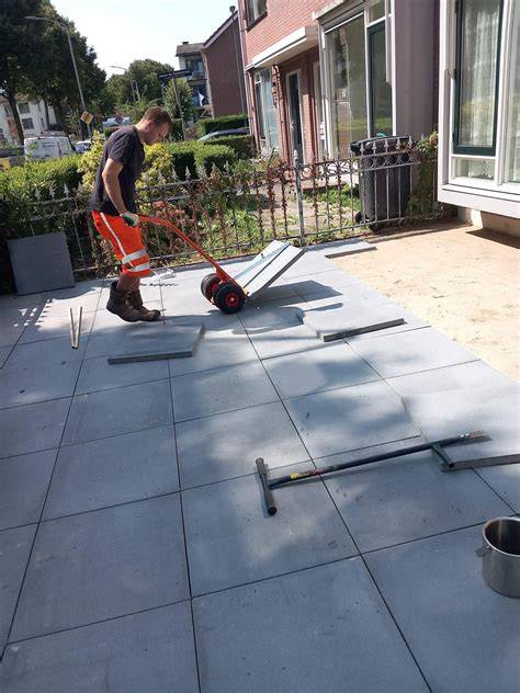 Infographic over grondwerk en bestrating: fasen van uitgraven tot egaliseren