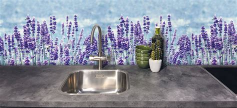 Voorbeeld van een keukenwand afgewerkt met schrobbaar behang