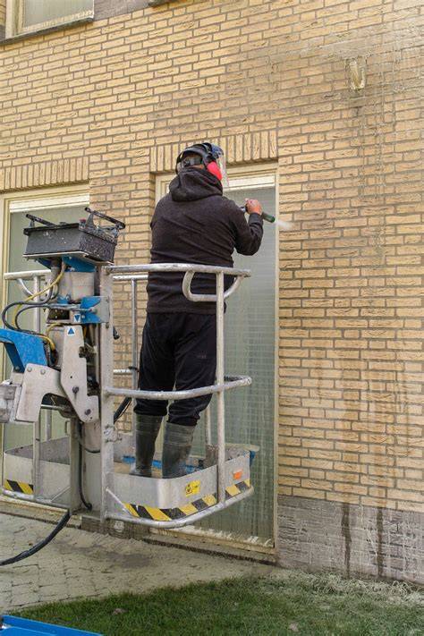 Foto: Gevelreiniging De Koning aan het werk op een dak