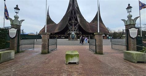 Toegangspoort en reliëfs bij de ingang