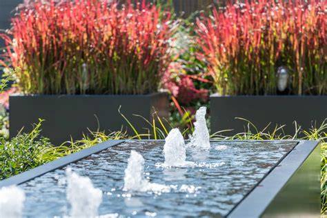 Visualisatie van een woningtuin met waterpartij en verlichting