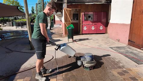 Demonstratie van borsteltechniek bij De Terraskoning