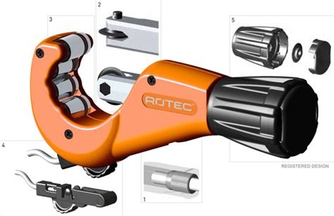 Overzicht van benodigd gereedschap voor het installeren van radiatoren: buigtang, pijpensnijder, knelfittingen.
