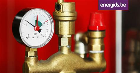 Manometer op een CV-ketel die de druk van het systeem aangeeft.