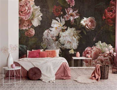 Voorbeeld van vliesbehang met roze bloemen en gouden accenten