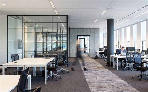 Afbeelding: Voorbeeld van vluchtwegmarkeringen in een modern kantoor