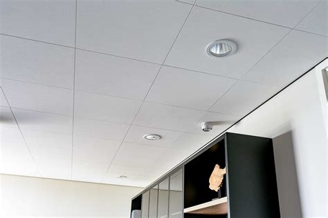 Foto: Systeemplafond met LED-noodverlichting en vluchtwegmarkering