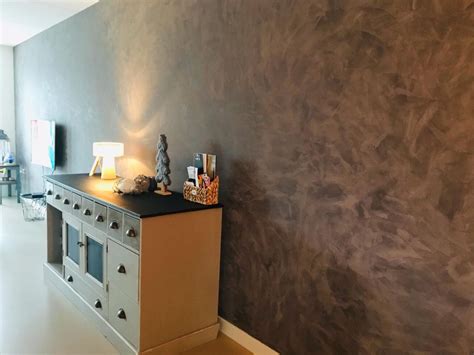 Illustratie van een moderne woonkamerwand met Pandomo stucwerk in betonlook.