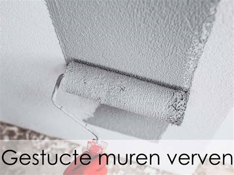 Detailopname van een glad geschuurde gestucte muur.