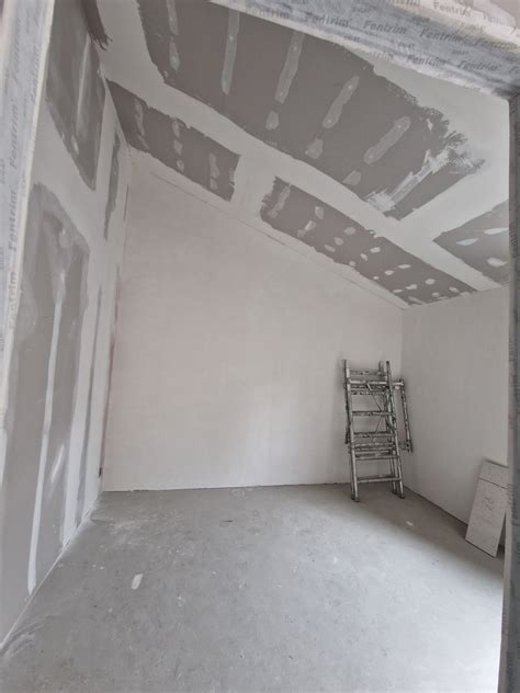 Vergelijking: doe-het-zelf stucwerk versus professioneel stucwerk.