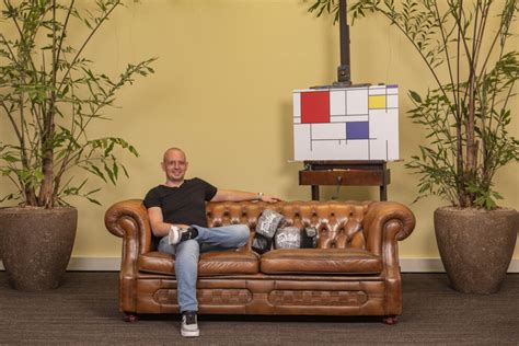Illustratie van Rick van der Linden op een podium met keyboard