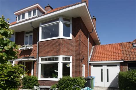 Foto van een gerenoveerde jaren 30 woning met erker en glas-in-lood