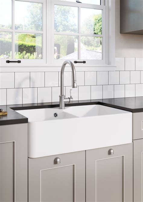 Verschillende stijlen witte spoelbakken: inbouw en met zichtbaar front