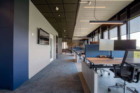 Kantoor- of praktijkruimte met systeemplafond en ventilatieroosters