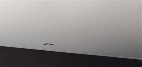 Voorbeeld van montage-instructie en LED-verlichtingsopties in kunststof plafondpanelen