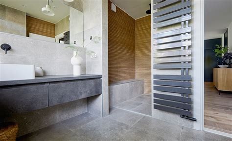 Visualisatie van een luxe badkamer met inloopdouche en sunshower