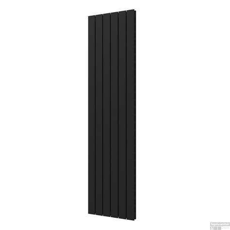 Illustratie van verticale designradiator Cavallino Retto in badkamer