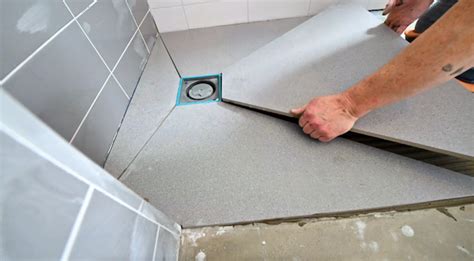 Illustratie van een badkamernis met aangebracht afschot in de bodem