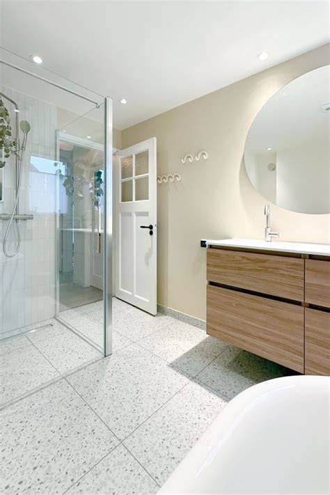 Glazen elementen en glaswerk inbadkamer voor ruimtelijk effect en luxe
