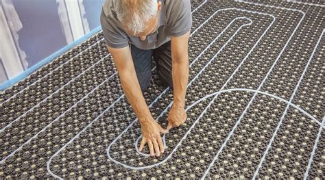 Schema dat de warmteoverdracht van laminaat op vloerverwarming illustreert, met nadruk op de R-waarde.