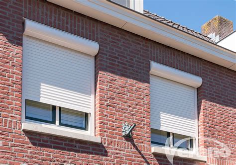 een huis met gesloten rolluiken van AAZET