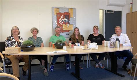 Ingrid en vrijwilligers aan tafel bij MDF Zeewolde
