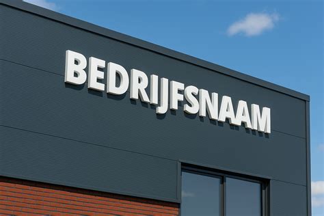 Voorbeeld van gevelreinigingswerkzaamheden op een bedrijfsgevel