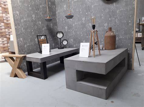 Foto van betonnen tafel buiten met industriële uitstraling