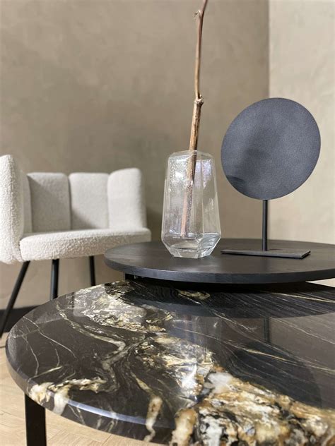 Illustratie van een robuuste betonnen salontafel met marmeren element