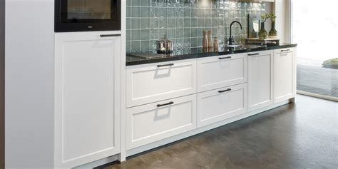 Een overzicht van verschillende keukendeurtjes van MDF die klaar zijn om geschilderd te worden.