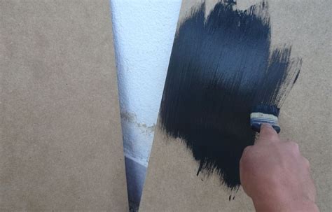 Gereedschap voor het schilderen van MDF: kwast, roller, schuurpapier, plamuurmes.