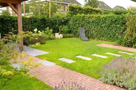 Foto: Voor- en achtertuin met natuurlijke matten en klimplanten