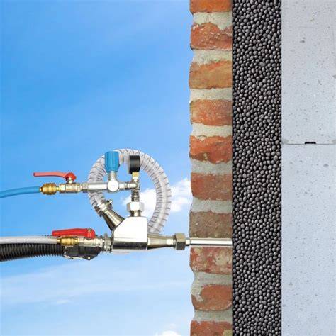 Diagram: Werking van spouwmuurisolatie met gaten boren en inblazen.