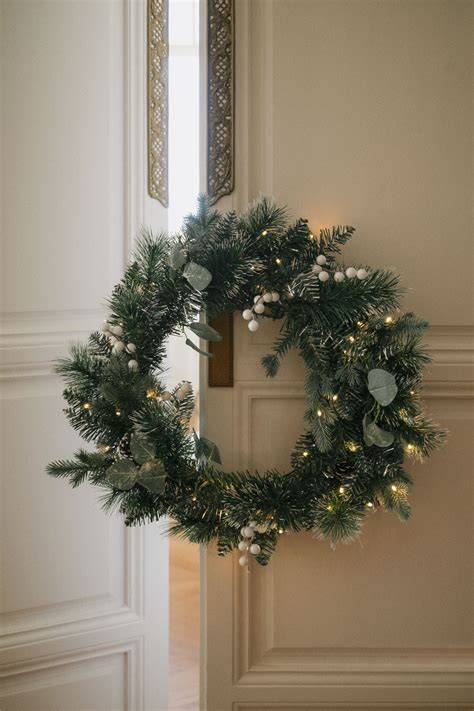Beeld van deurdecoraties met lampjes