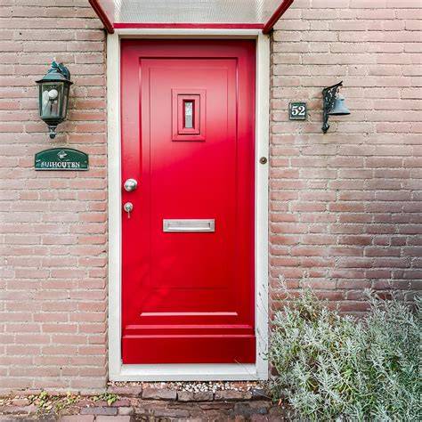 Afbeelding: Voorbeeld ballondecoratie voordeur en bruiloftstyling in roodtinten