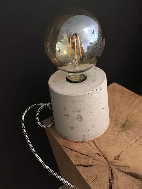 Voorbeeld van een DIY betonnen voet met lamp