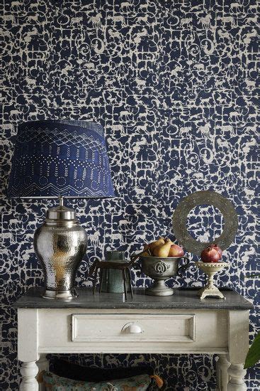 Gedetailleerde foto van het Mind the Gap Royal Hunting behang in blauw/grijs