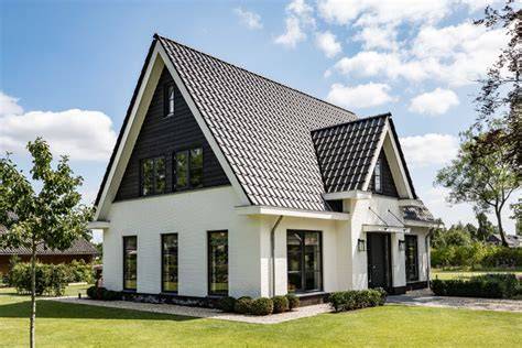 Foto van een woning met puntdak en overstek