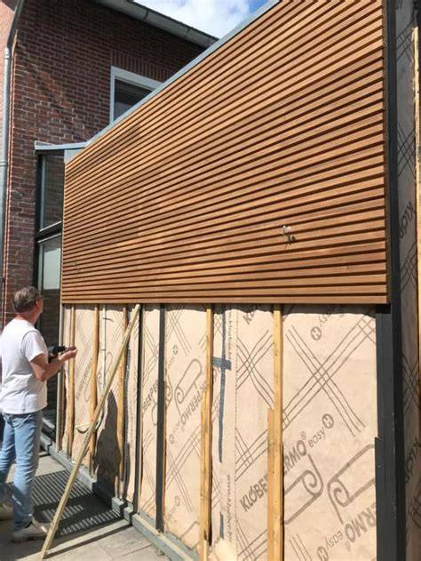 Figuur-illustratie van ventilatielatwerk achter gevelbekleding