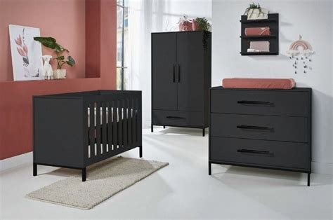 Foto: houten/rotan meubels voor unisex babykamer