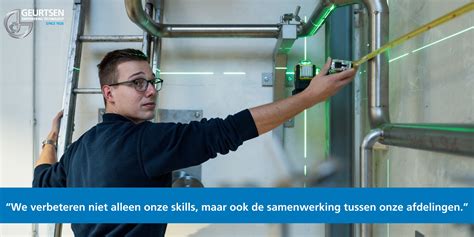 Team van vakmensen aan het werk tijdens een bouwproject
