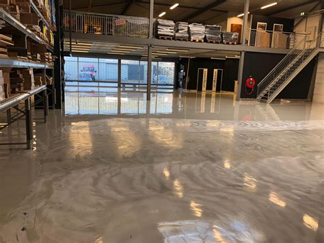 Gedetailleerde foto van een epoxy gietvloer in een industriële omgeving.