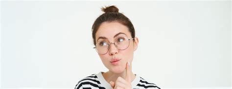 afbeelding van een persoon die een behangstoomapparaat gebruikt