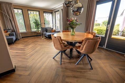 Voorbeeld: contrastvolle combinatie van donkergrijze vloer met warme accenten