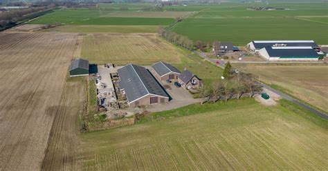 Historische afbeelding van boerderij stallen die met kalkverf worden behandeld