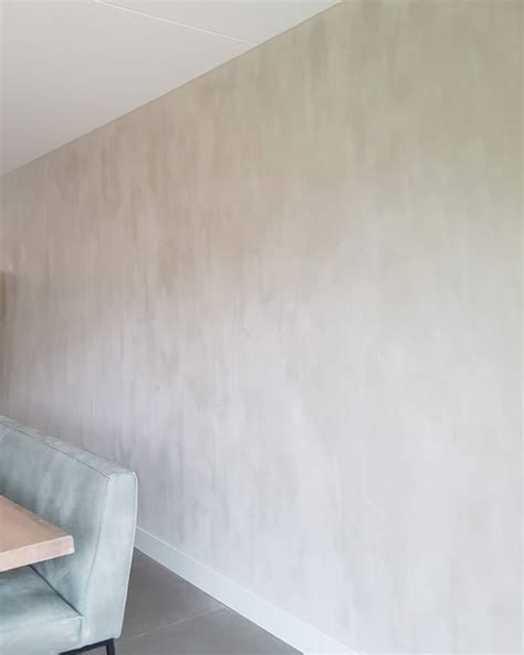 Voorbeeld van een muur met kalkverf in een lichte, warme kleur