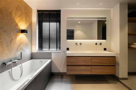 Moderne grijze en warme houttinten in interieur