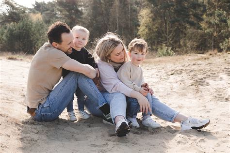 Gezinsfoto met kinderen en huisdieren op een VT Wonen PVC vloer