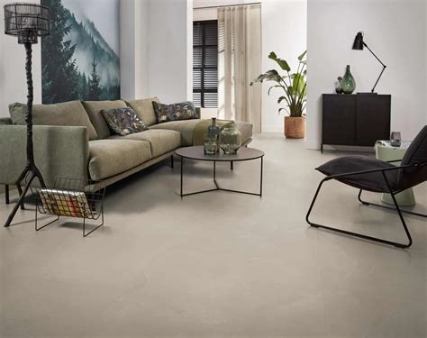 VT Wonen PVC vloer met betonlook in een industriële woonkamer